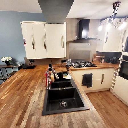 Appartamento 3-Bed Family Haven With Free Parking Huddersfield Esterno foto