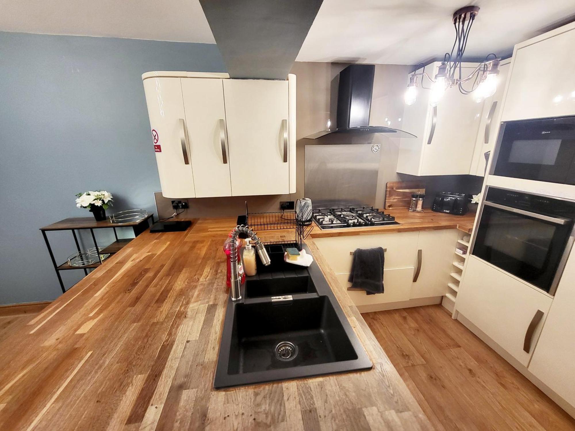 Appartamento 3-Bed Family Haven With Free Parking Huddersfield Esterno foto