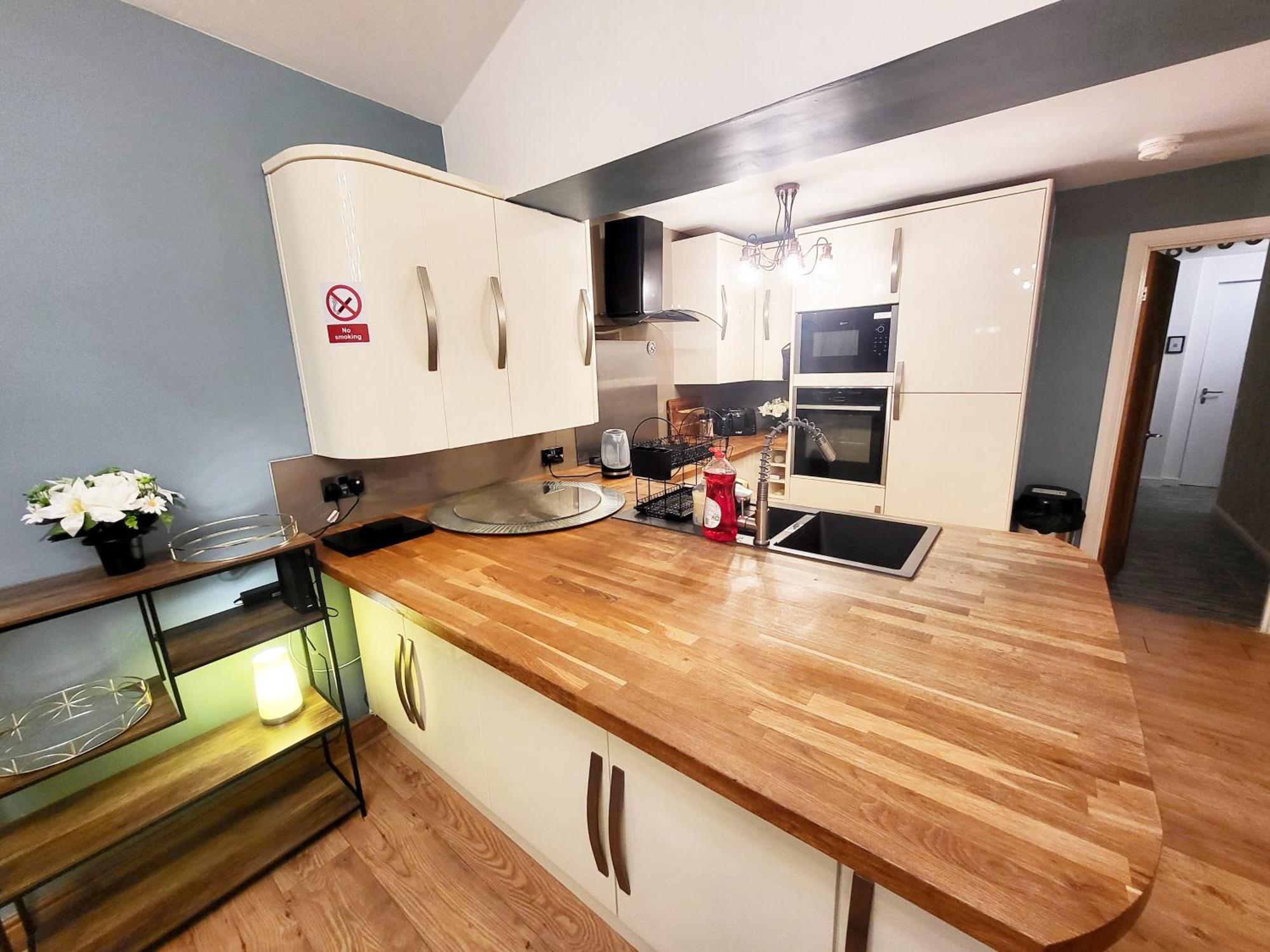 Appartamento 3-Bed Family Haven With Free Parking Huddersfield Esterno foto