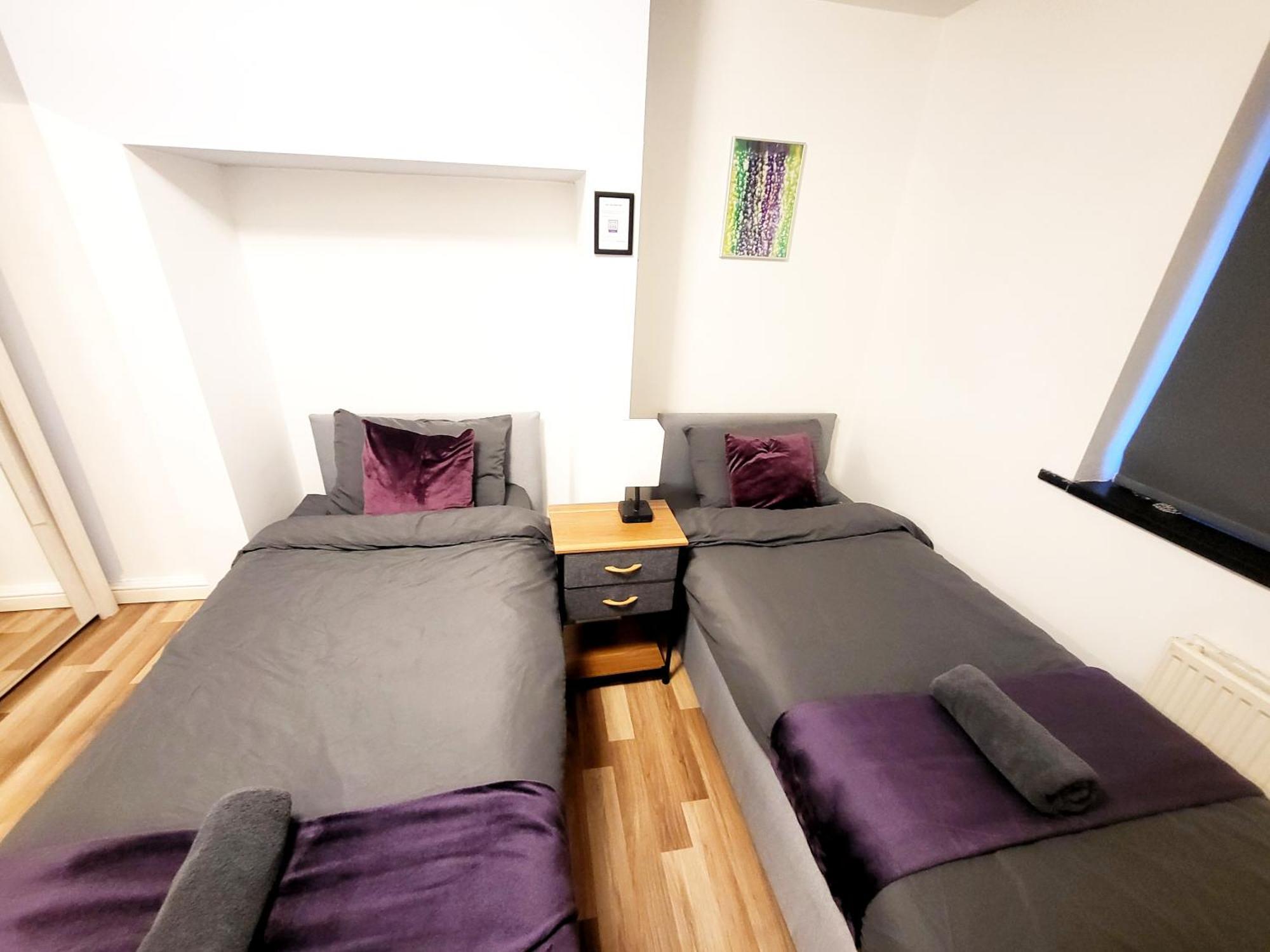 Appartamento 3-Bed Family Haven With Free Parking Huddersfield Esterno foto