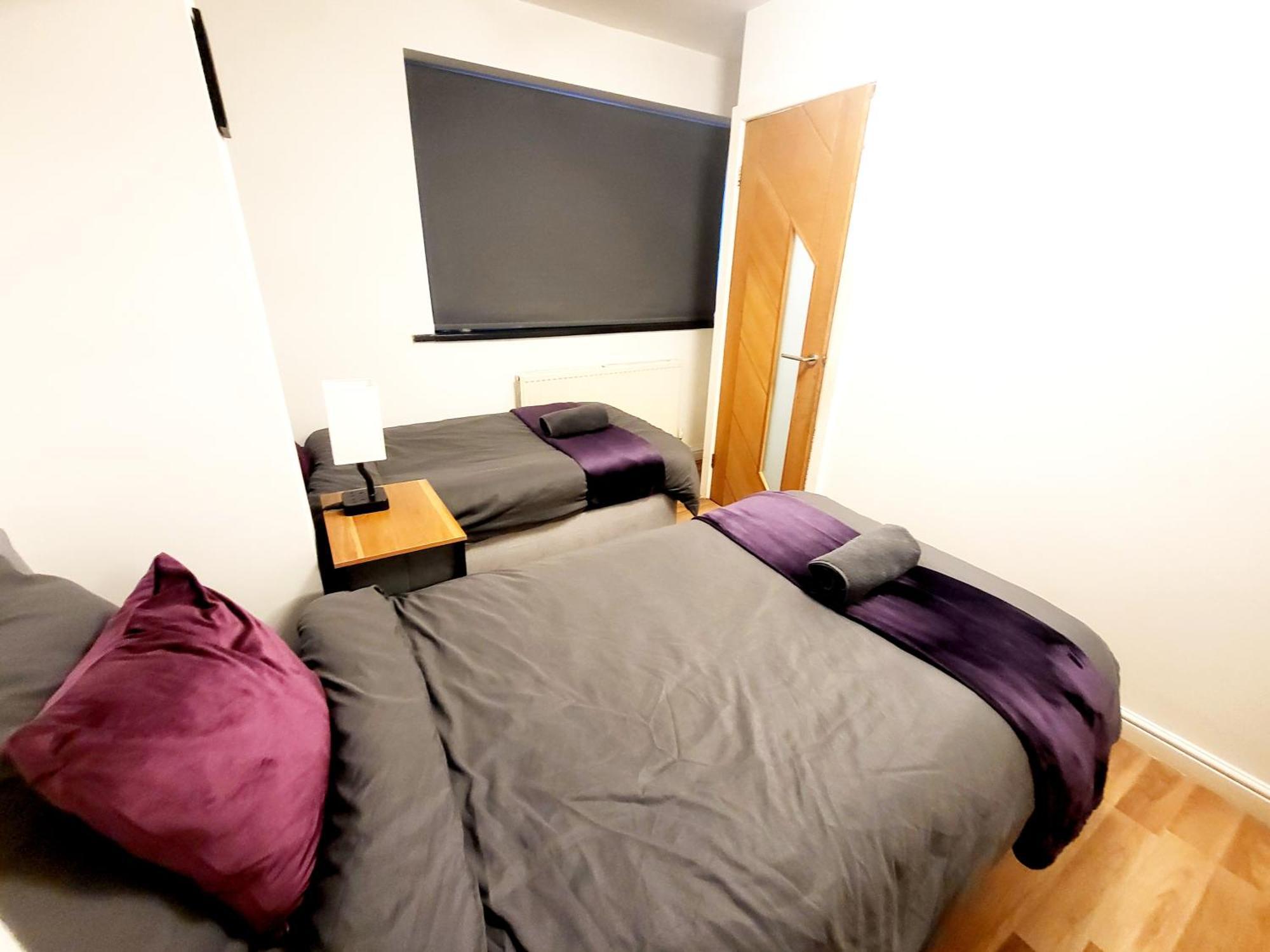 Appartamento 3-Bed Family Haven With Free Parking Huddersfield Esterno foto