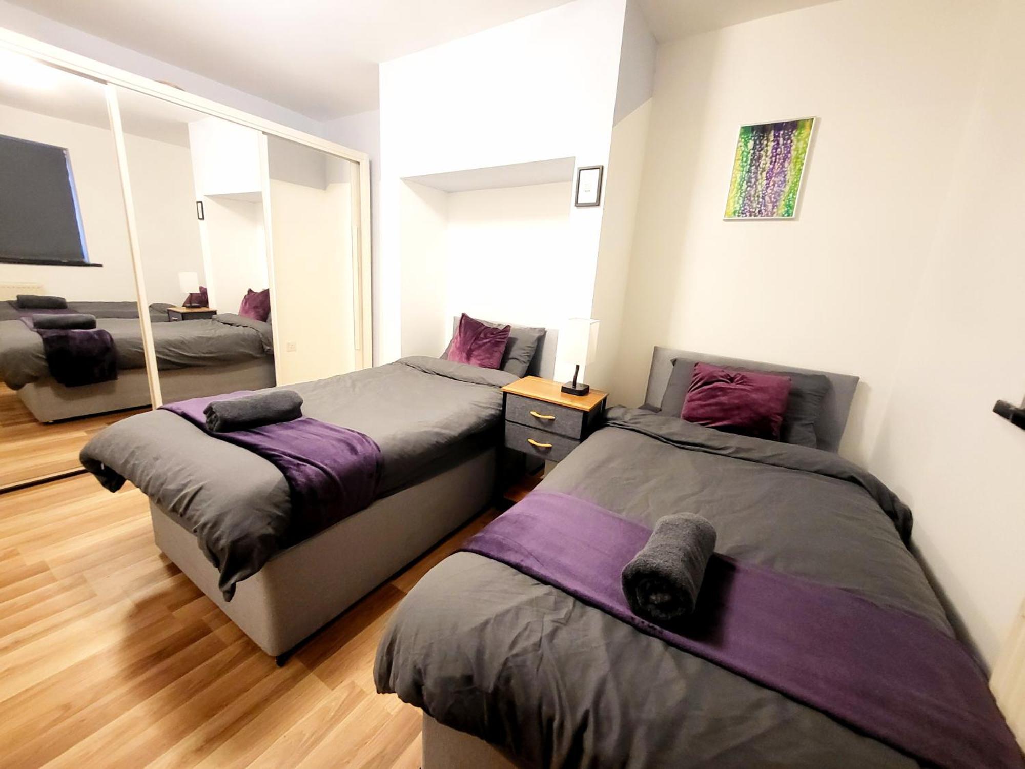 Appartamento 3-Bed Family Haven With Free Parking Huddersfield Esterno foto