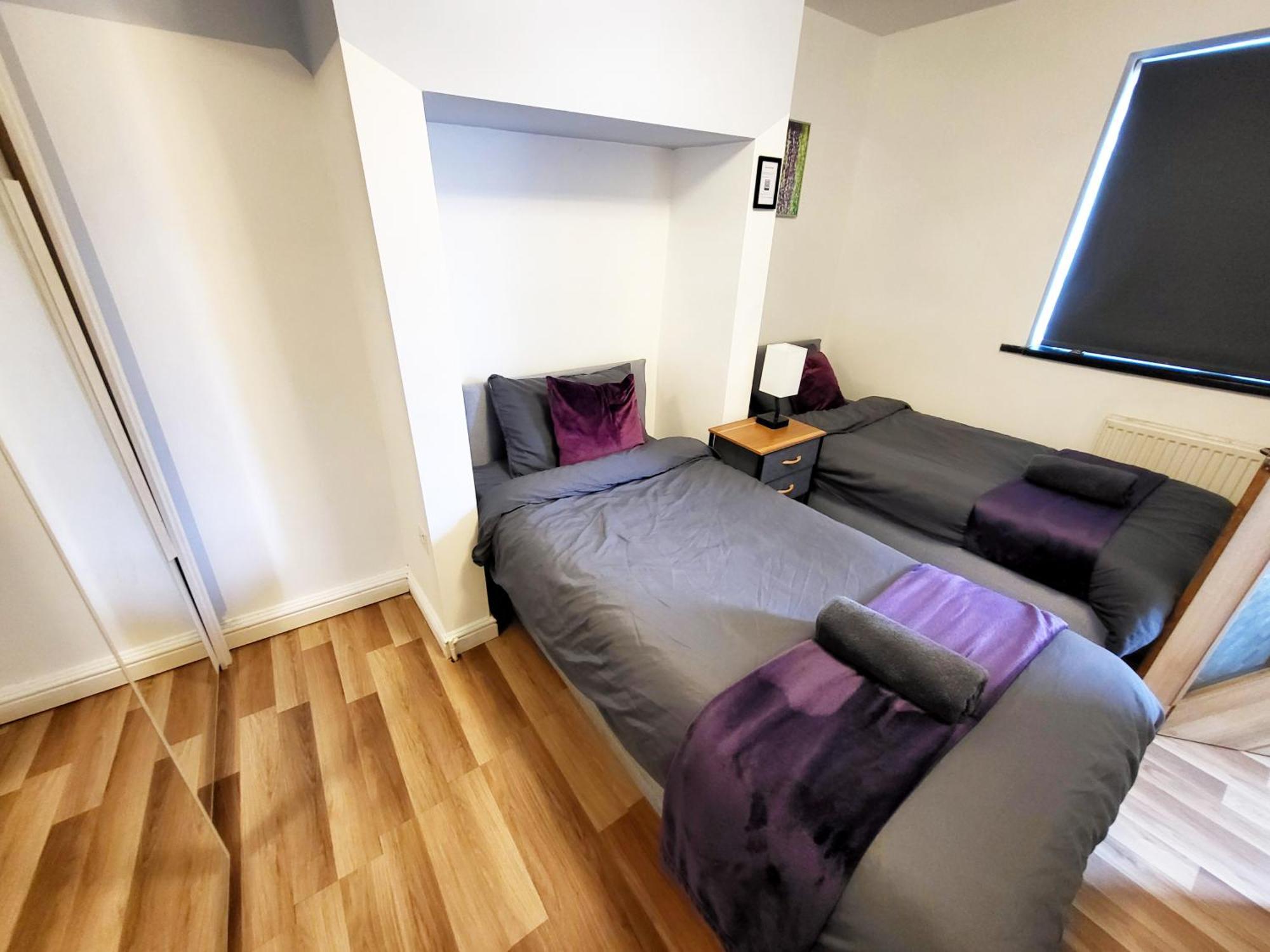 Appartamento 3-Bed Family Haven With Free Parking Huddersfield Esterno foto