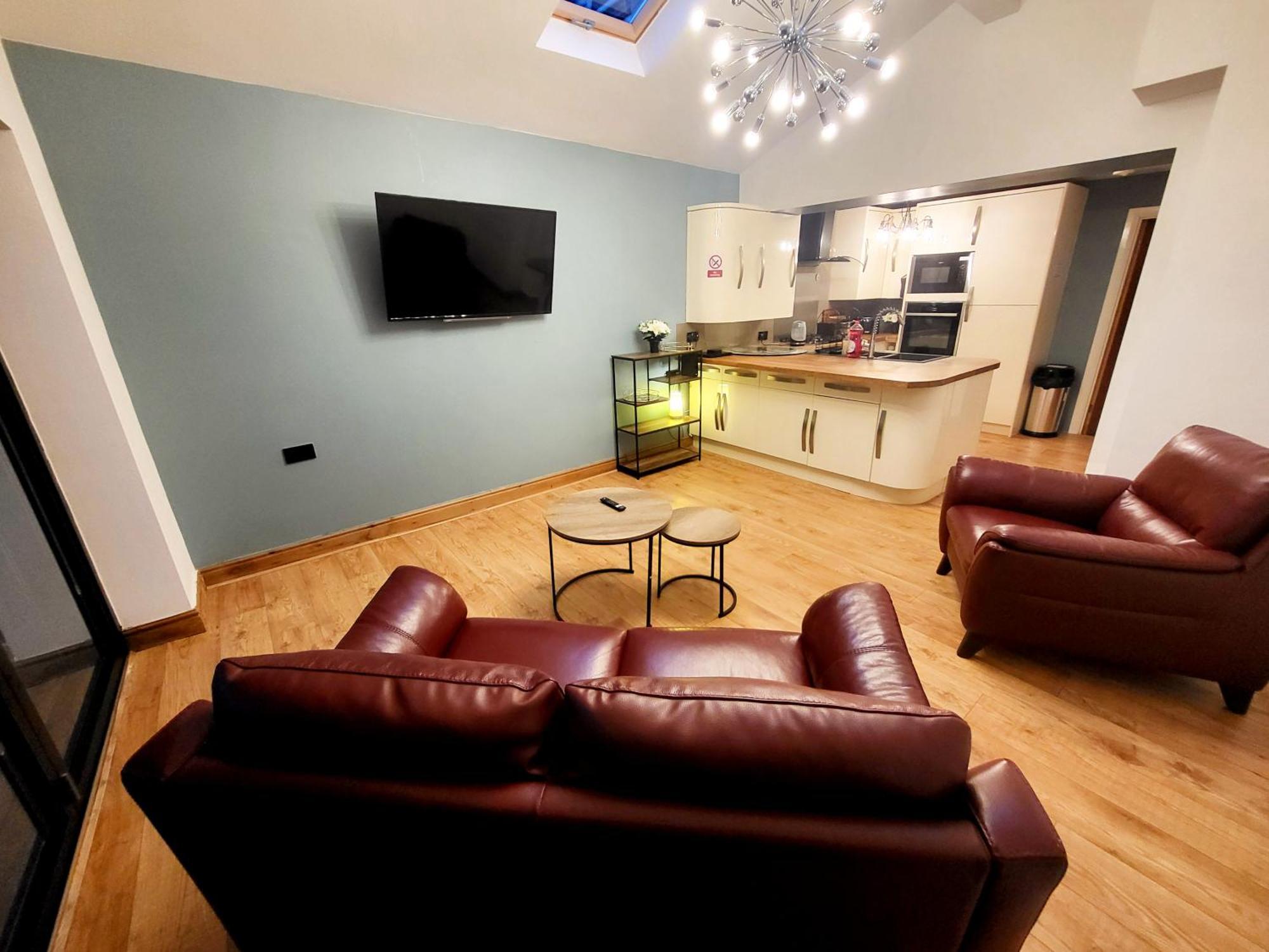 Appartamento 3-Bed Family Haven With Free Parking Huddersfield Esterno foto