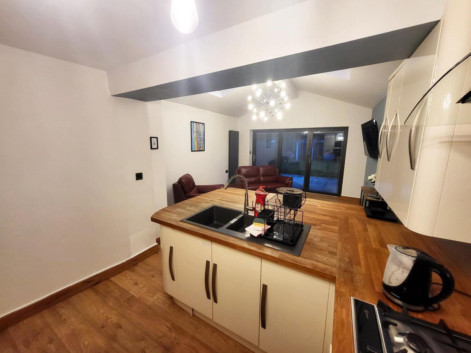 Appartamento 3-Bed Family Haven With Free Parking Huddersfield Esterno foto